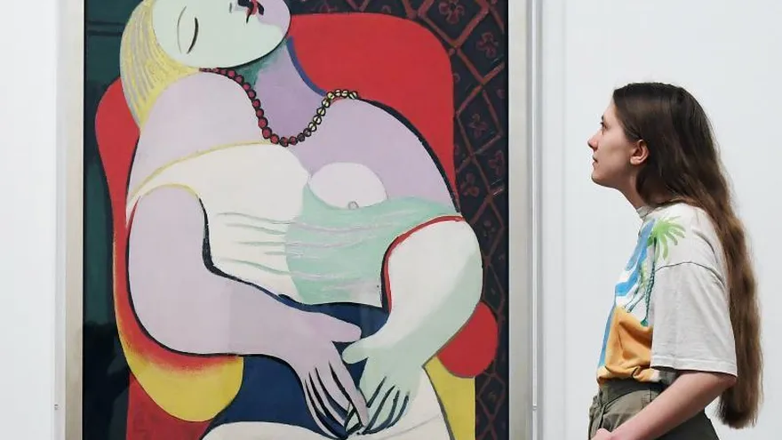 Una empleada del museo observa la obra de Pablo Ruiz Picasso "El sueño", de 1932, expuesta en el ámbito de la exposición inaugurada en la Tate Modern de Londres (Reino Unido) hoy, 6 de marzo de 2018.