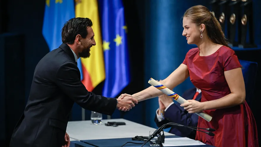 Messi recibe el Premio Princesa de Asturias de los Deportes de manos de la heredera al trono de España