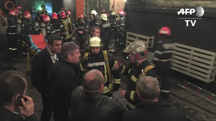 27 muertos en incendio en discoteca rumana