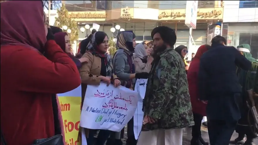 Los talibanes prohíben a las mujeres viajar sin un acompañante