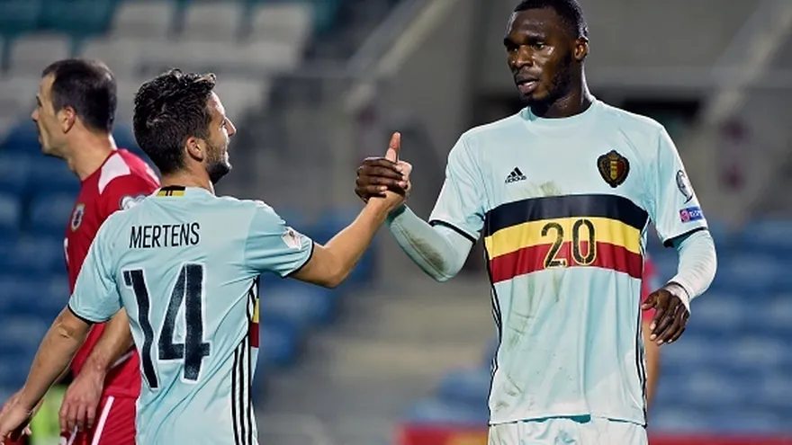 Christian Benteke (20) es felicitado por Dries Mertens (14)
