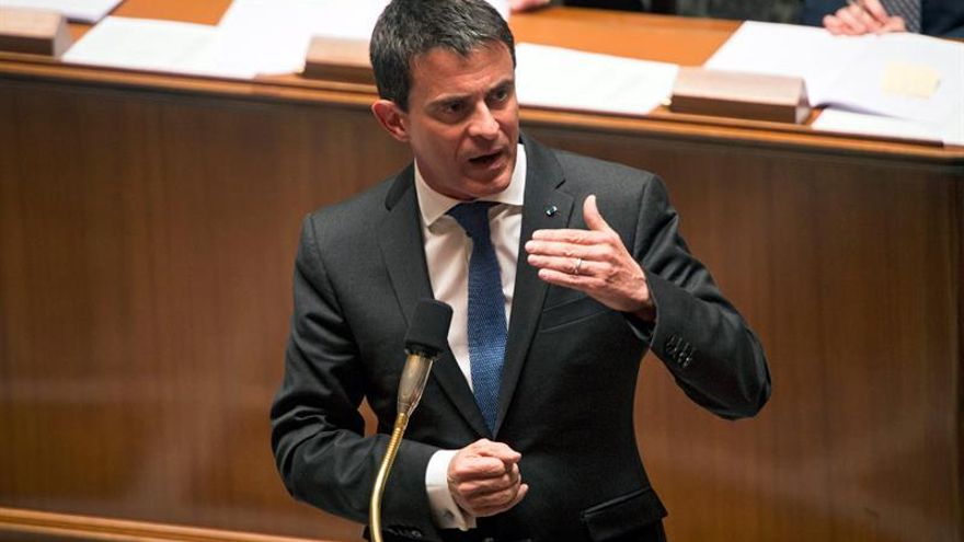 El primer ministro francés, Manuel Valls, durante la sesión semanal de preguntas al gobierno en la Asamblea Nacional en París, Francia, hoy.