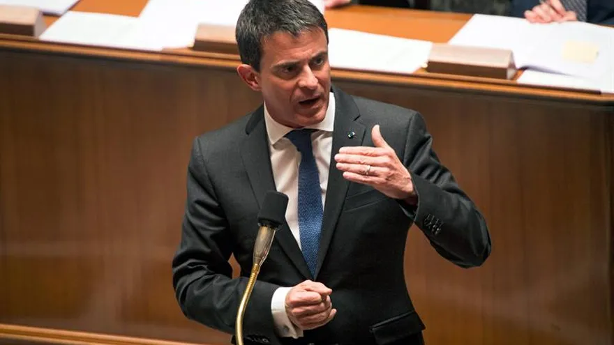 El primer ministro francés, Manuel Valls, durante la sesión semanal de preguntas al gobierno en la Asamblea Nacional en París, Francia, hoy.