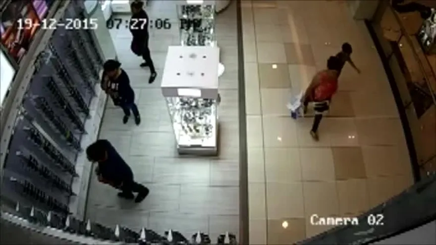 Banda asalta en establecimientos de centros comerciales