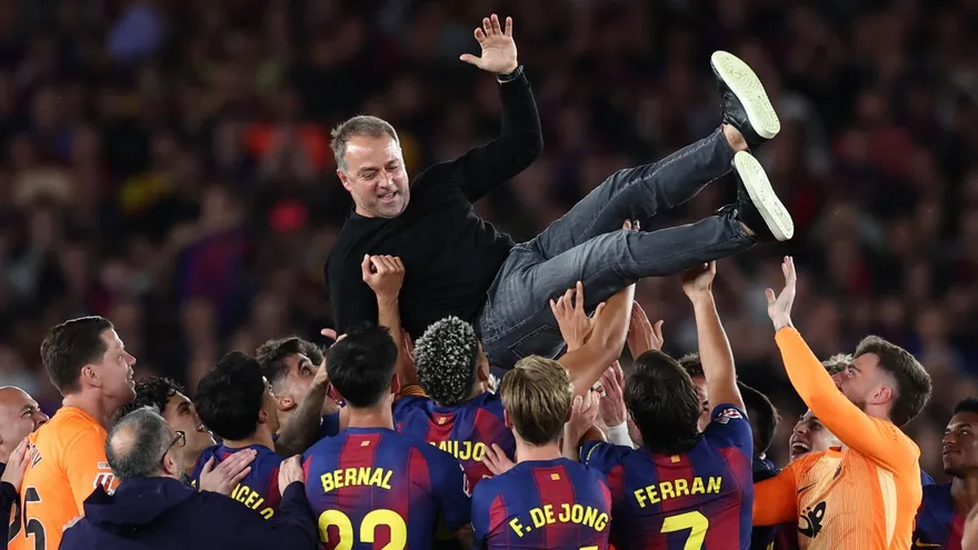 Jugadores del Barcelona celebran con su técnico, Hansi Flick