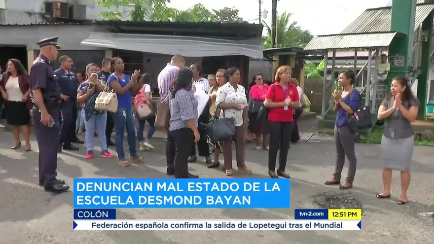 Cierran vía por mal estado de escuela Desmond Bayan en Colón