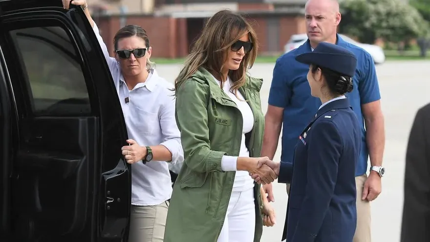 Melania Trump visita albergue de niños inmigrantes en frontera