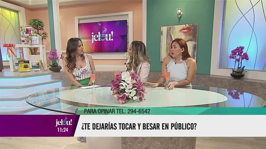 ¿Te dejarías tocar y besar en público?