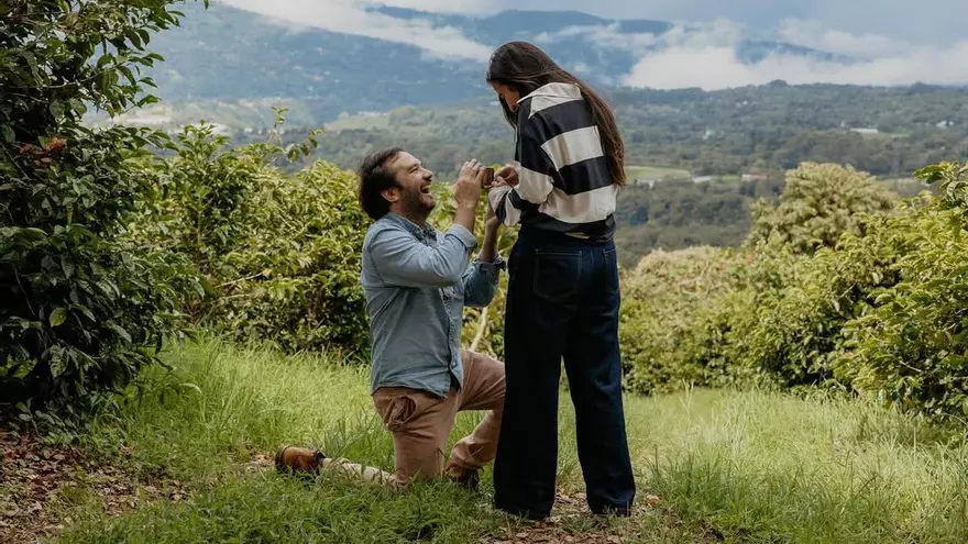 El exdiputado Silva pidiendo matrimonio a su novia Sophia Nandwani