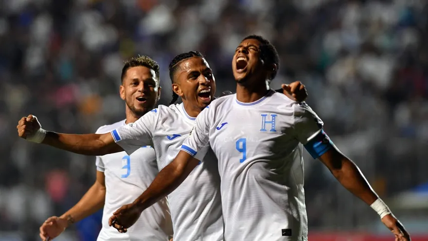 Anthony Lozano (d),  Cristopher Melendez (c) y Raúl Marcelo Santos (i) celebran en el partido entre Honduras y Haití