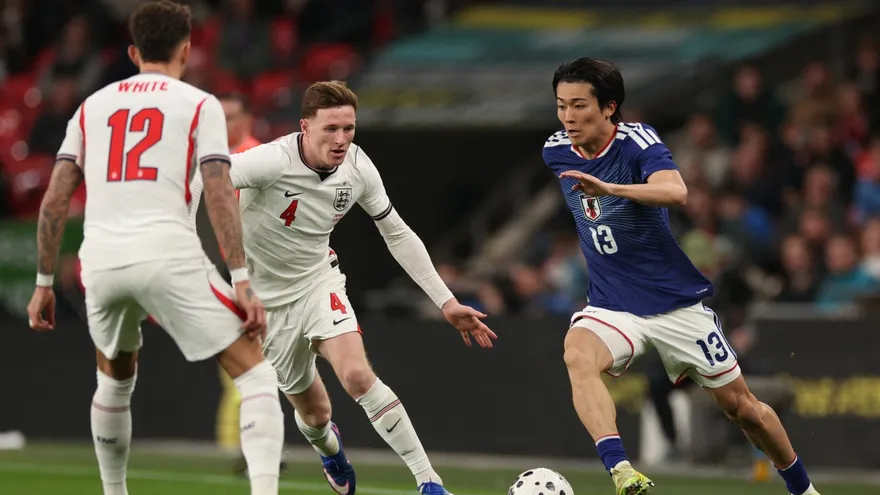 Acción del partido amistoso entre las selecciones de fútbol de Inglaterra y Japón