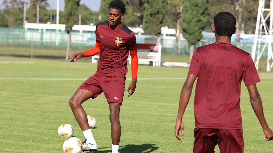 Jugadores de la Selección Sub-20 de Panamá entrenan para el partido ante Honduras