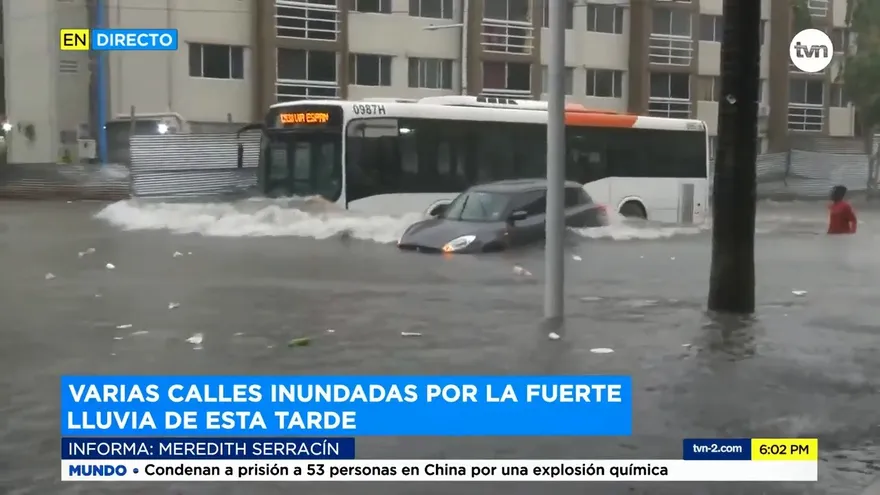 Calles y avenidas inundadas tras fuerte aguacero