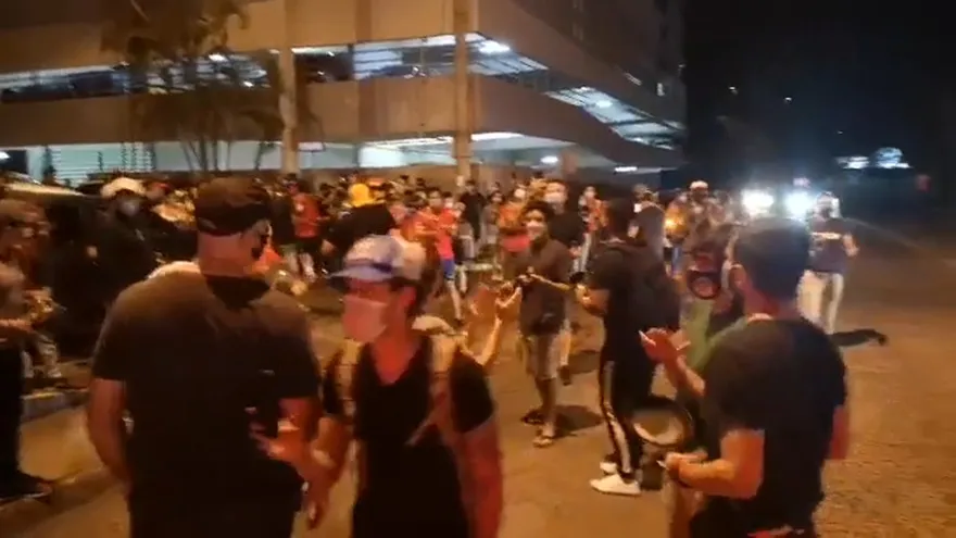 Protestan contra reunión de diputados en restaurante en San Francisco