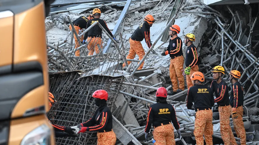Personal de rescate tras derrumbe de edificio en Filipinas