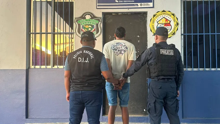 Taxista detenido por las autoridades policiales.