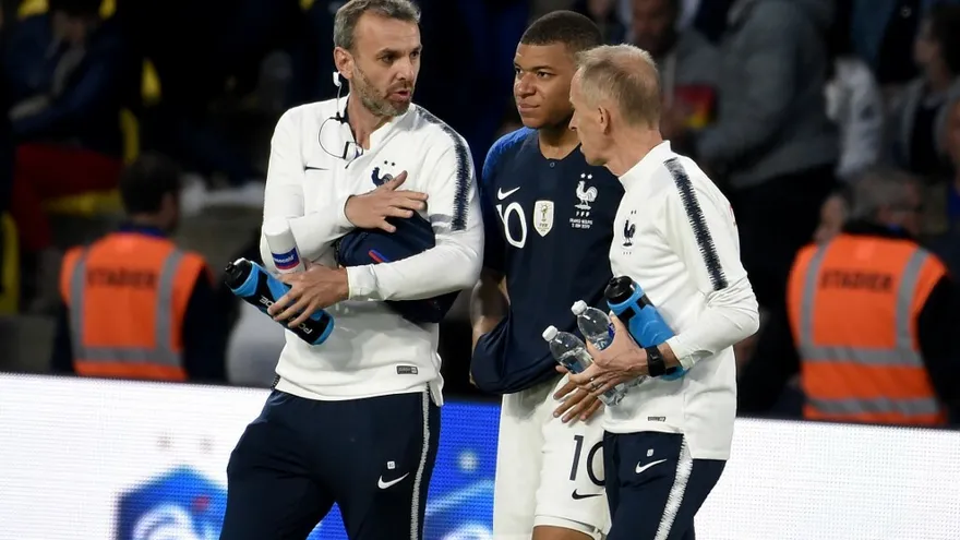 Mbappé sufre una entorsis "leve" en el tobillo