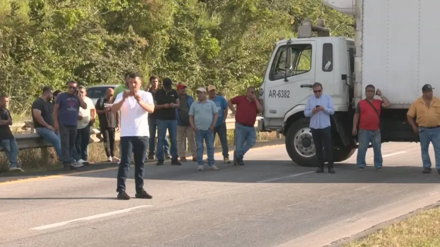 Arrendatarios de Merca Panamá cierran la vía Centenario