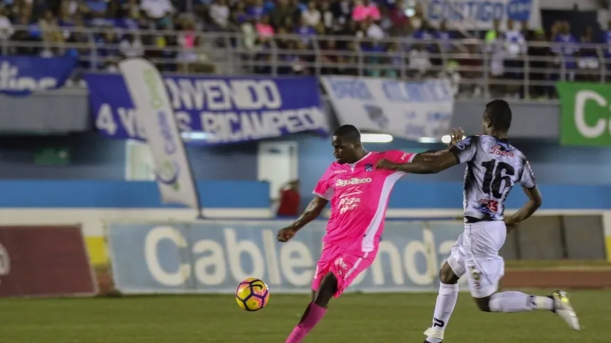 Tauro FC y Árabe Unido