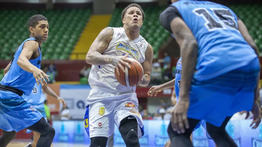 Will Martínez (con el balón) tuvo un buen desempeño en la temporada
