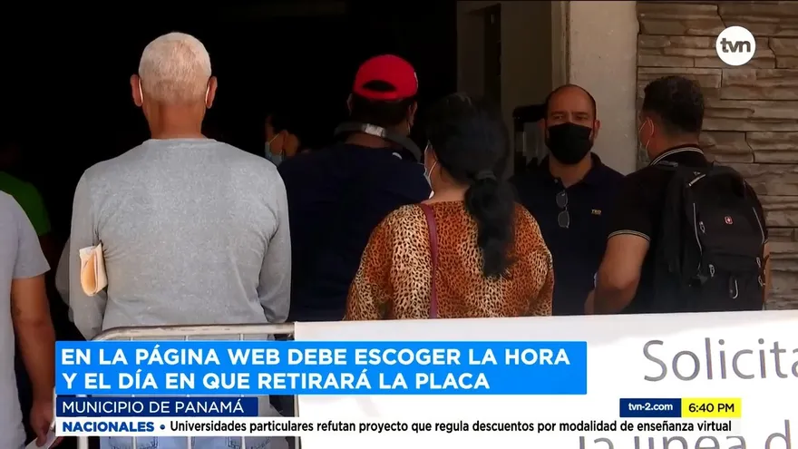 Cientos de personas acuden para retirar placas vencidas en la Alcaldía de Panamá