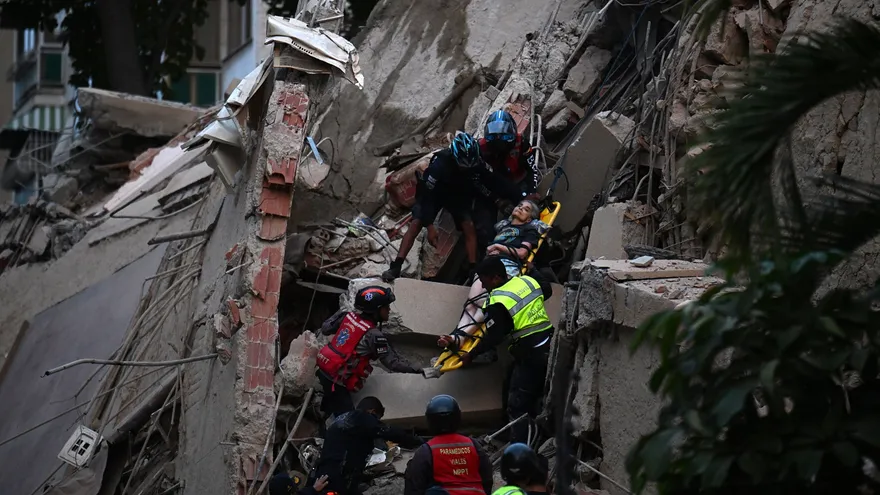 Rescatistas trasladan a una persona en una camilla fuera de un edificio colapsado tras un terremoto en Caracas, el 24 de junio de 2026.