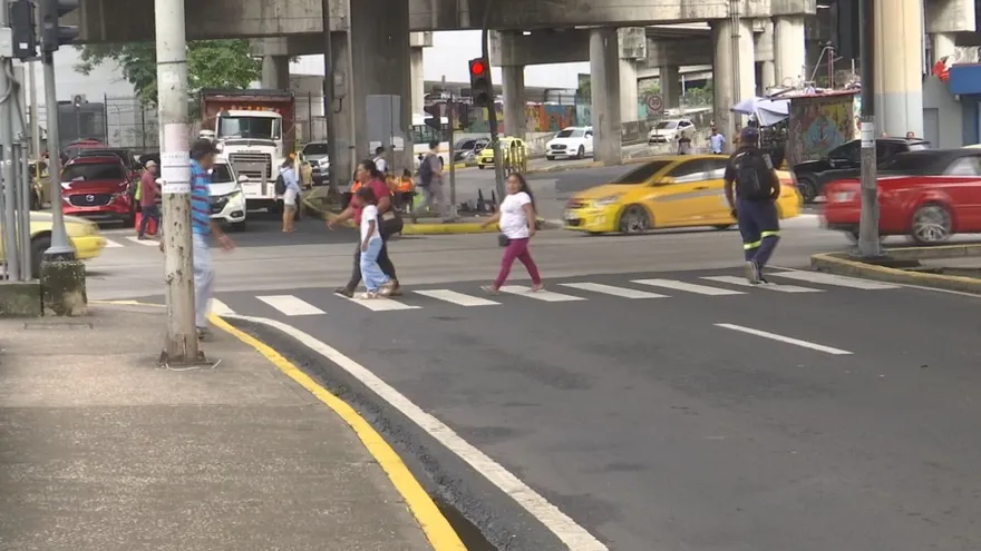 Experto cuestiona prioridad a los vehículos en la 5 de Mayo: peatones tienen solo 25 segundos para cruzar