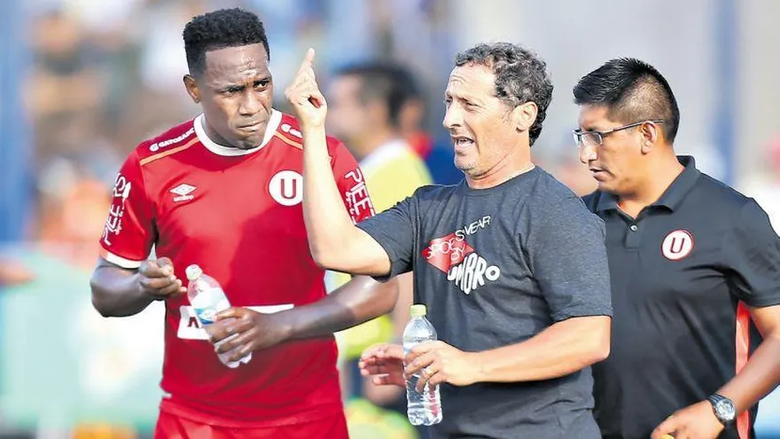 Pedro Troglio, DT de Universitario (der.), junto a Luis Tejada | Agencias