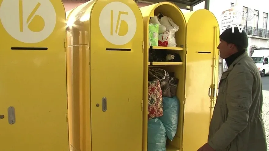 Casilleros que alivian la carga de los sin techo de Lisboa