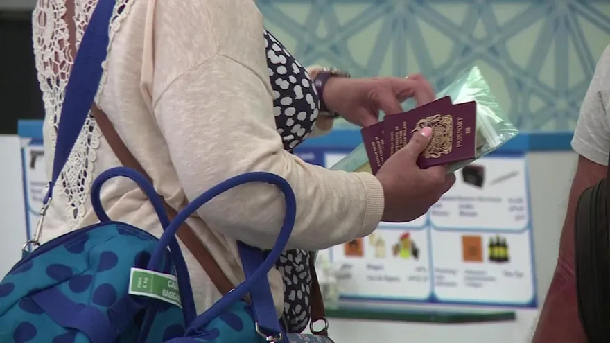 Turistas evacúan Túnez