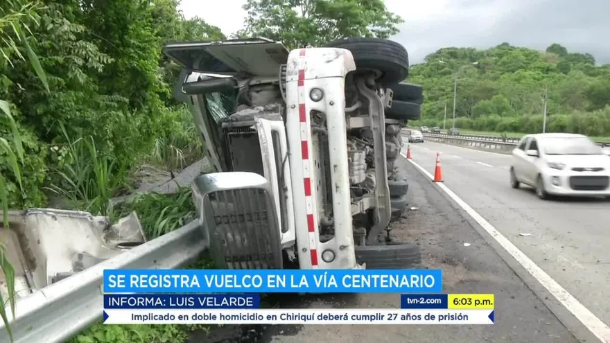 Camión con gravilla se accidente en la vía Centenario