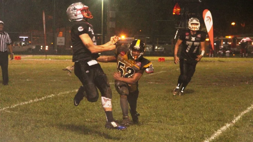 Acción del partido de la Liga Varsity entre los Brader Raiders y los Kiwanis Kolts