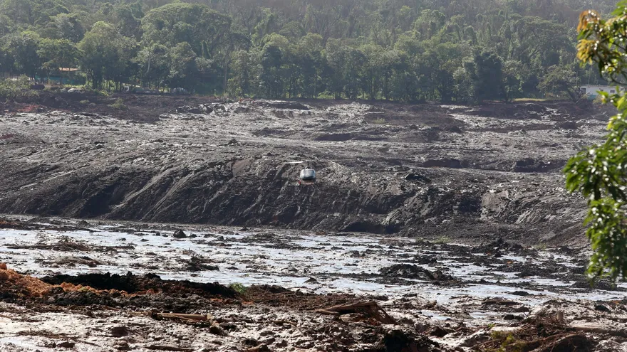 Según las primeras informaciones, el incidente se debió a unas fuertes lluvias y no causó víctimas, pero reanimó los temores que existen en Brasil con las represas de las empresas mineras, tras un desastre similar que en enero pasado dejó al menos 483 muertos en la ciudad de Brumadinho, en el estado de Minas Gerais