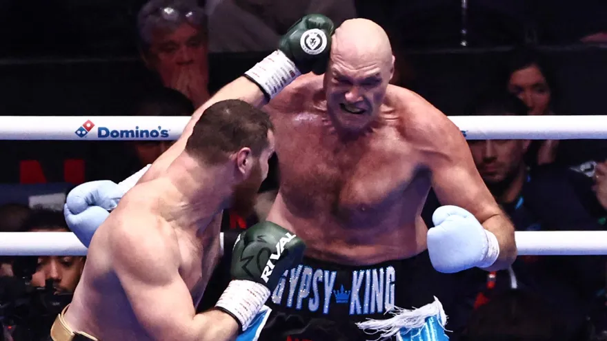 Tyson Fury (de frente) durante su pelea ante Arslanbek Makhmudov