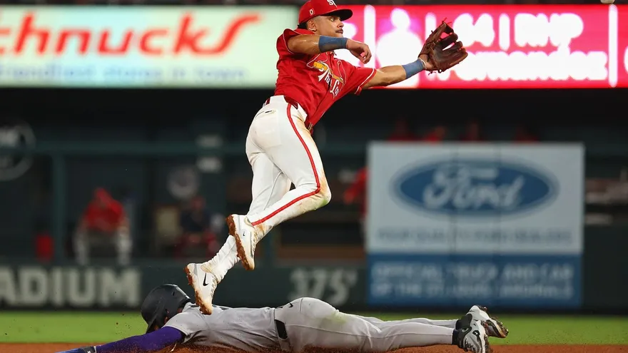 José Caballero se desliza en la segunda base durante un partido entre los Yankees y los Cardenales