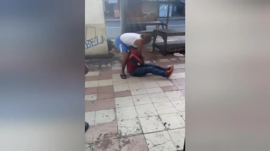 Mujer acecha a su víctima y le roba a plena luz del día