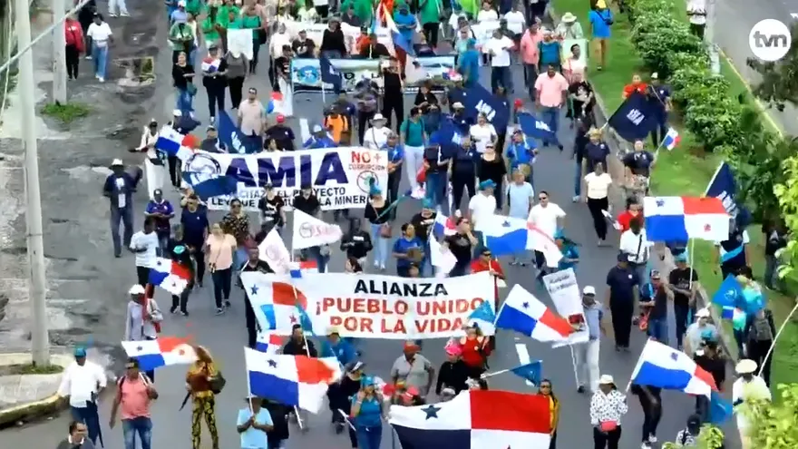 Gremios realizan marcha hacia Presidencia