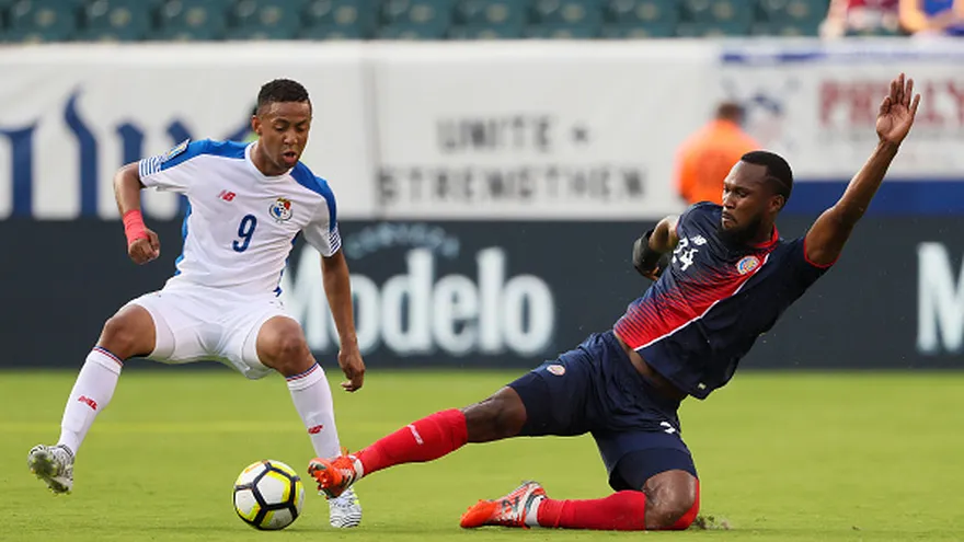 Gabriel Torres (izq.), de los mejores de Panamá en esta Copa Oro.