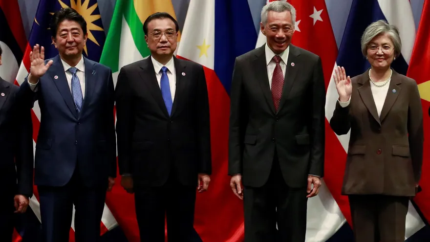 El primer ministro de China, Li Keqiang, pidió hoy unidad a sus socios de la Asociación de Naciones del Sudeste Asiático (ASEAN), Japón y Corea del Sur para combatir el "creciente proteccionismo", durante una reunión multilateral en Singapur