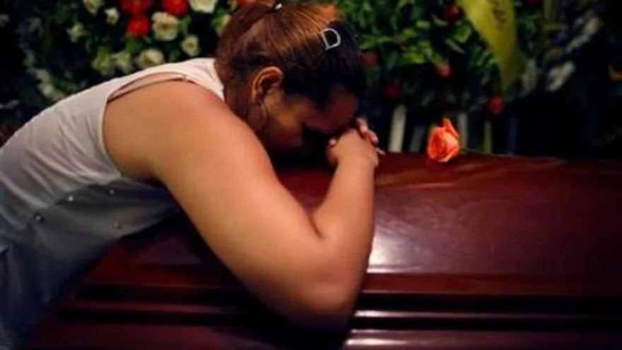 Miles lloran en sepelio de Taveras
