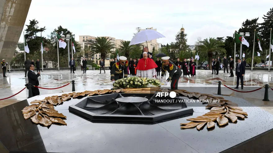 Esta fotografía, tomada y distribuida por The Vatican Media el 13 de abril de 2026, muestra al Papa León XIV visitando el Monumento a los Mártires de Maqam Echahid en El Madania, cerca de Argel.
