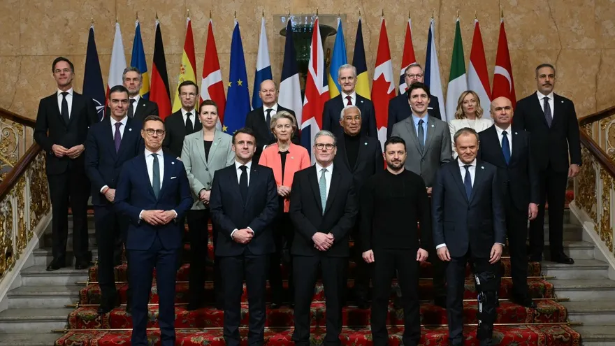 Fila de atrás (de izquierda a derecha) el secretario general de la OTAN, Mark Rutte, el primer ministro de los Países Bajos, Dick Schoof, el primer ministro de Suecia, Ulf Kristersson, el canciller de Alemania, Olaf Scholz, el primer ministro de Noruega, Jonas Gahr Store, el primer ministro de la República Checa, Petr Fiala, el ministro de Asuntos Exteriores de Turquía, Hakan Fidan, (fila central, de izquierda a derecha) el primer ministro de España, Pedro Sánchez, la primera ministra de Dinamarca, Mette Frederiksen, la presidenta de la Comisión Europea, Ursula von der Leyen, el presidente del Consejo Europeo, Antonio Costa, el primer ministro de Canadá, Justin Trudeau, el primer ministro de Italia, Giorgia Meloni, el presidente interino de Rumania, Ilie Bolojan, (primera fila, de izquierda a derecha), el presidente de Finlandia, Alexander Stubb, el presidente de Francia, Emmanuel Macron, el primer ministro de Gran Bretaña, Keir Starmer, el presidente de Ucrania, Volodymyr Zelensky, y el primer ministro de Polonia, Donald Tusk, posan para una fotografía familiar durante una cumbre celebrada en Lancaster House, en el centro de Londres, el 2 de marzo. 2025.