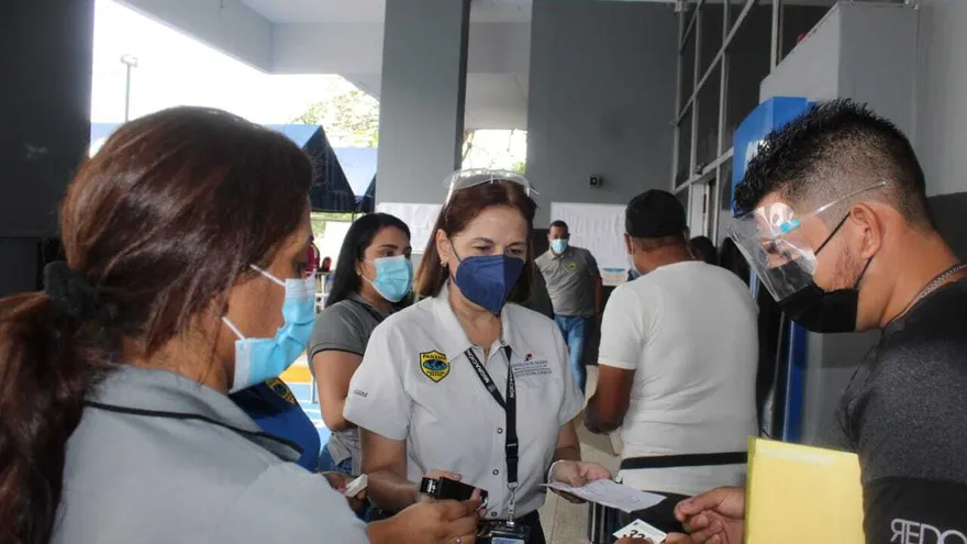 Personal de Migración atiende a cientos de extranjeros