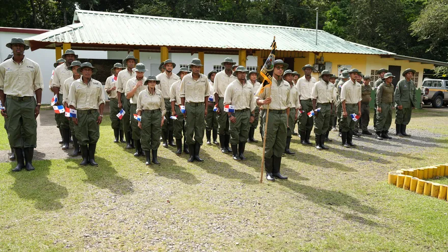 32 nuevos guardaparques se gradúan.