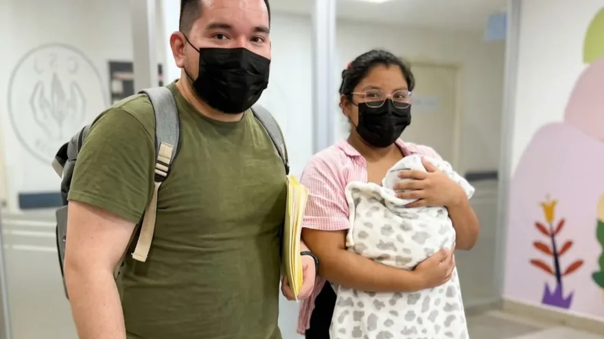 El bebé en compañía de sus padres