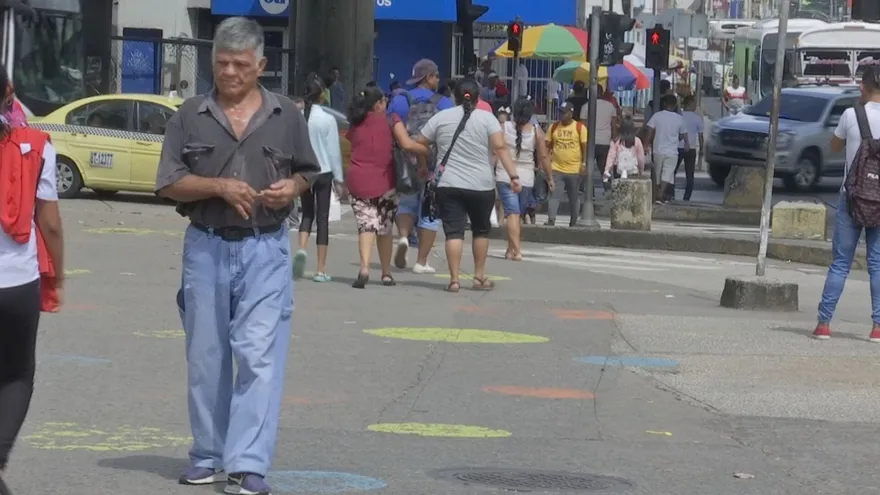 Ciudadanos caminan en la ciudad de Panamá
