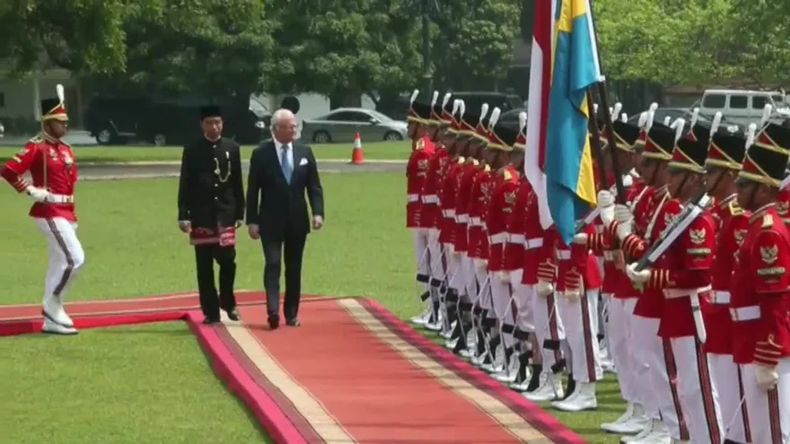 Los reyes de Suecia recorren zonas simbólicas en su visita a Indonesia
