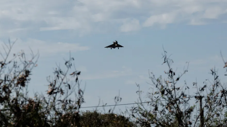 Un caza Mirage 2000 de la Fuerza Aérea de Taiwán despega de la Base Aérea de Hsinchu el 29 de diciembre de 2025. China lanzó importantes ejercicios militares en torno a Taiwán el 29 de diciembre, en lo que calificó como una "severa advertencia" que incluyó ejercicios con fuego real en aguas y espacio aéreo cercanos a la isla. Taiwán anunció el lunes la detección de cuatro buques guardacostas chinos cerca de sus aguas.