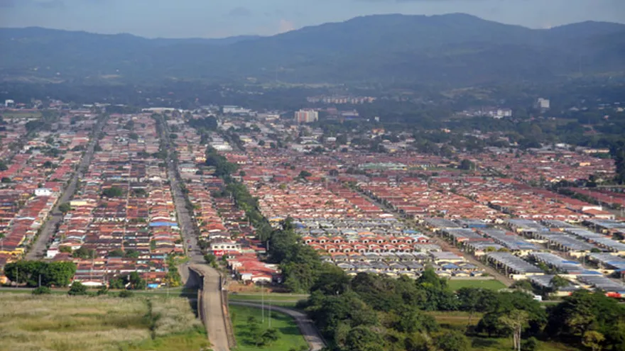 Urbanizaciones en Don Bosco y al fondo Cerro Azul.
