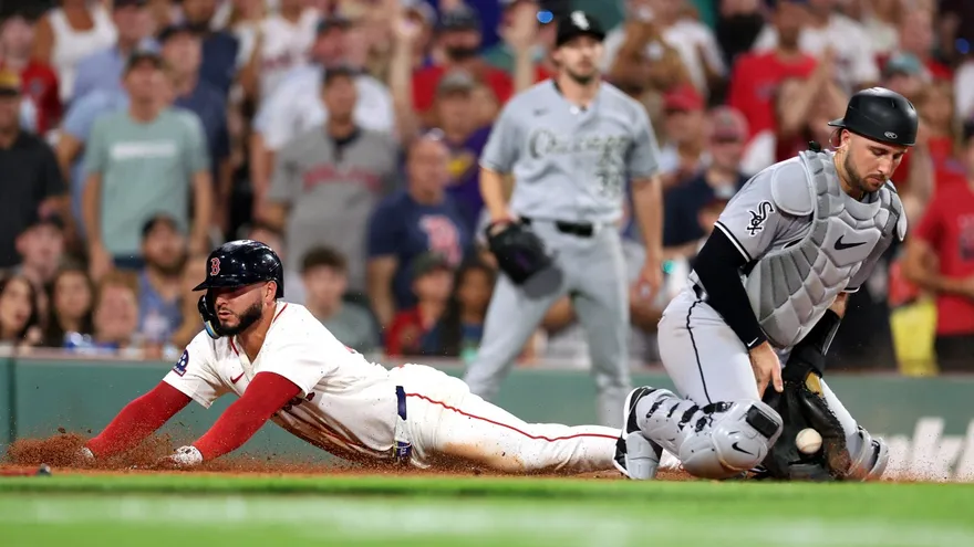Wilyer Abreu se desliza en el 'home plate' durante el partido entre Medias Rojas y Medias Blancas